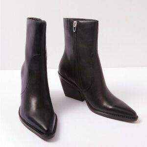 Dolce Vita Black Bootie sz 9
Vikram
